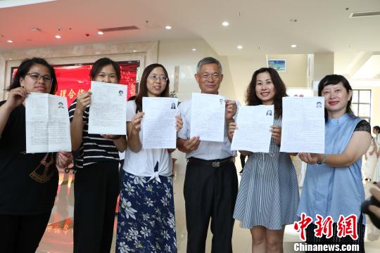 台湾社工展示准考证 。 王彦 摄 台湾社工展示准考证 。 王彦 摄