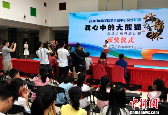 获奖小朋友登台亮相。 杨伏山 摄 获奖小朋友登台亮相。 杨伏山 摄