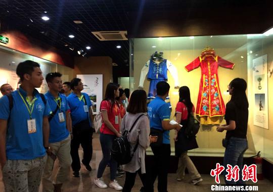 台湾青年在漳台族谱馆参观、寻根。 何凌霄 摄 台湾青年在漳台族谱馆参观、寻根。 何凌霄 摄