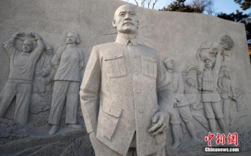 资料图:北京西山国家森林公园里的无名英雄纪念广场上的浮雕。广场为纪念上世纪五十年代为国家统一、人民解放事业牺牲于台湾的大批隐蔽战线无名英雄而建。中新社发 张浩 摄 资料图:北京西山国家森林公园里的无名英雄纪念广场上的浮雕。广场为纪念上世纪五十年代为国家统一、人民解放事业牺牲于台湾的大批隐蔽战线无名英雄而建。中新社发 张浩 摄