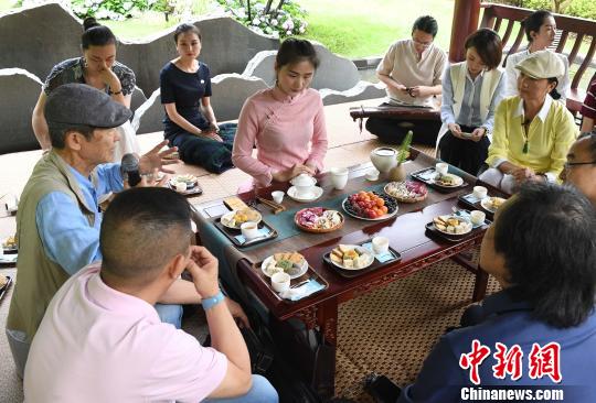两岸艺文界人士雅集福州,品茗听琴,把“茶”言欢。 记者刘可耕 摄 两岸艺文界人士雅集福州,品茗听琴,把“茶”言欢。 记者刘可耕 摄