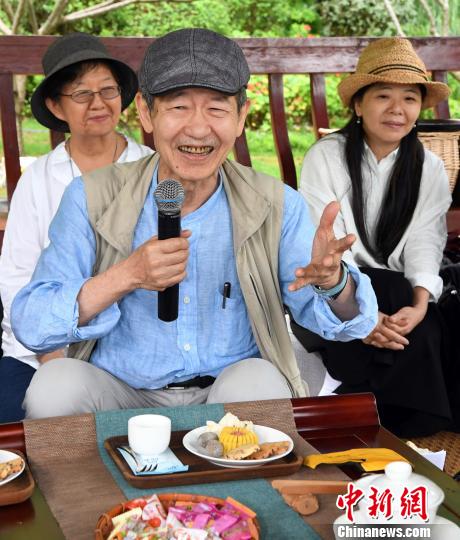 台湾紫藤庐主人、茶道大师周渝分享茶文化观。 记者刘可耕 摄 台湾紫藤庐主人、茶道大师周渝分享茶文化观。 记者刘可耕 摄