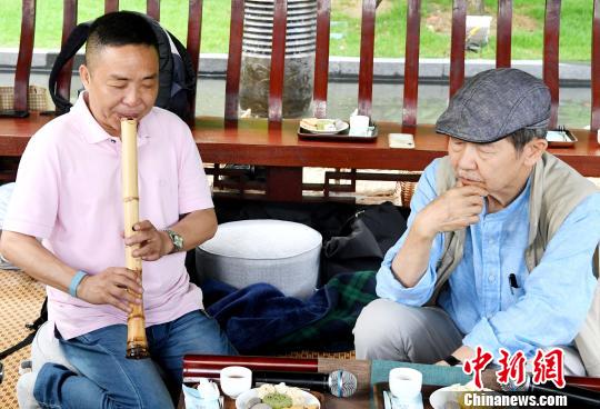 台湾紫藤庐主人、茶道大师周渝(右)认真倾听福建艺术职业学院讲师冯伟即兴演奏尺八曲目。 记者刘可耕 摄 台湾紫藤庐主人、茶道大师周渝(右)认真倾听福建艺术职业学院讲师冯伟即兴演奏尺八曲目。 记者刘可耕 摄