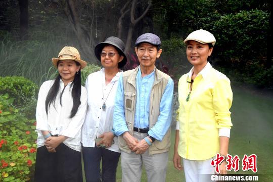 台湾紫藤庐主人、茶道大师周渝(右二)和福州本土文化名人金诚峰(右一)共同出席该雅集。 刘可耕 摄 台湾紫藤庐主人、茶道大师周渝(右二)和福州本土文化名人金诚峰(右一)共同出席该雅集。 刘可耕 摄