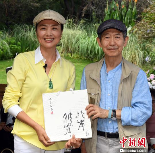 台湾紫藤庐主人、茶道大师周渝(右)和福州本土文化名人金诚峰(左)共同出席该雅集。 记者刘可耕 摄 台湾紫藤庐主人、茶道大师周渝(右)和福州本土文化名人金诚峰(左)共同出席该雅集。 记者刘可耕 摄