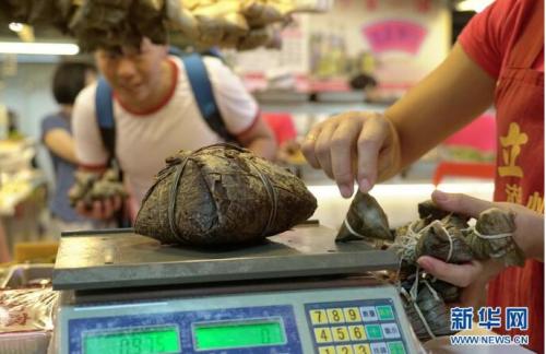 6月5日拍摄的台北南门市场“立家”粽子摊里最大的粽子和最小的粽子。新华社记者 林善传 摄
6月5日拍摄的台北南门市场“立家”粽子摊里最大的粽子和最小的粽子。新华社记者 林善传 摄