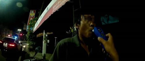 男子自以为酒意已退,竟找上警车询问去哪里吃宵夜。图片来源:台湾《联合报》记者徐白樱/翻摄 男子自以为酒意已退,竟找上警车询问去哪里吃宵夜。图片来源:台湾《联合报》记者徐白樱/翻摄