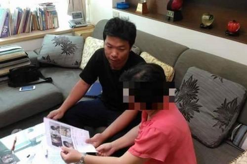 吴孟宇(左)持照片前往新竹县失踪女子的女儿住处访视。(图片来源:台湾“中央社”/台南市警察局提供) 吴孟宇(左)持照片前往新竹县失踪女子的女儿住处访视。(图片来源:台湾“中央社”/台南市警察局提供)