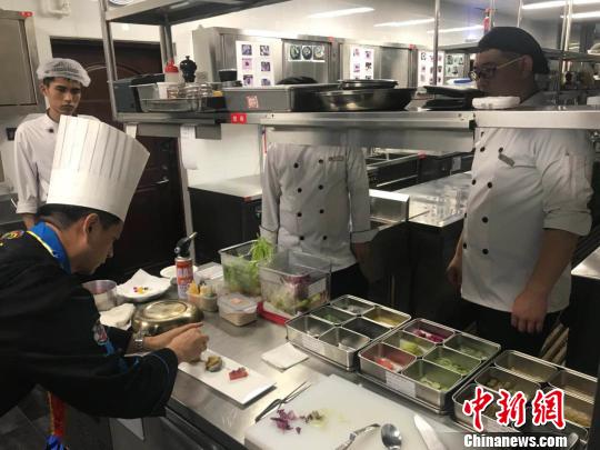 林汉昌每次亲自做菜时,旁边的学徒都会凑来学习。 胡健 摄 林汉昌每次亲自做菜时,旁边的学徒都会凑来学习。 胡健 摄