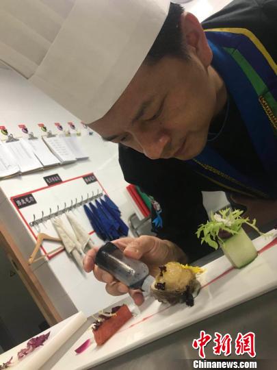 林汉昌说,做菜20多年,简单才是最好的味道。 胡健 摄 林汉昌说,做菜20多年,简单才是最好的味道。 胡健 摄