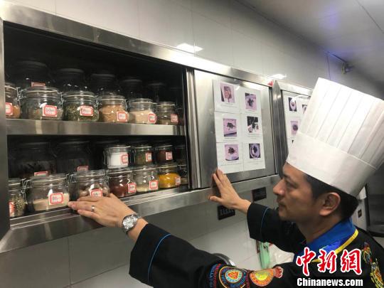 林汉昌向记者展示他收集而来的调味品,他说这些在市场上不好买到。 胡健 摄 林汉昌向记者展示他收集而来的调味品,他说这些在市场上不好买到。 胡健 摄