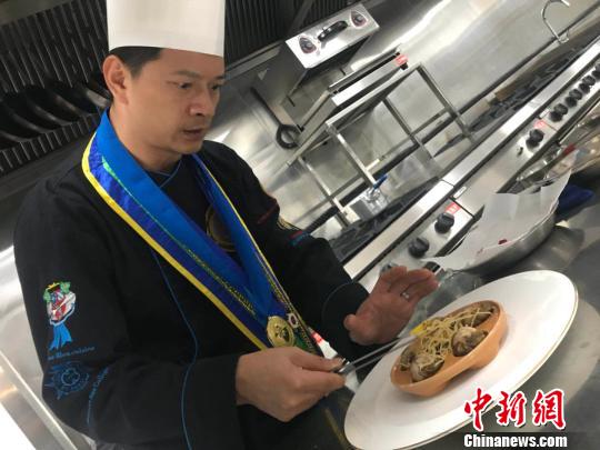 林汉昌正在做一盘法式开胃菜。 胡健 摄 林汉昌正在做一盘法式开胃菜。 胡健 摄