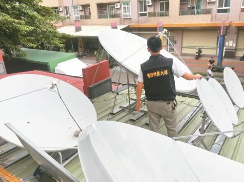 两男子涉嫌使用大量的卫星接收器,接收有线电视数字讯号。图片来源:台湾《联合报》记者李奕昕/翻摄 两男子涉嫌使用大量的卫星接收器,接收有线电视数字讯号。图片来源:台湾《联合报》记者李奕昕/翻摄