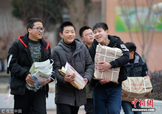 资料图:安徽宣城郎溪实验初中校园内,新学期开学,学生兴高采烈忙着领书。 征尘 摄 图片来源:视觉中国 资料图:安徽宣城郎溪实验初中校园内,新学期开学,学生兴高采烈忙着领书。 征尘 摄 图片来源:视觉中国