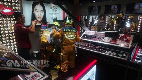 男子坠楼,卡在一楼化妆品区天花板。图片来源:台湾“中央社”(翻摄画面) 男子坠楼,卡在一楼化妆品区天花板。图片来源:台湾“中央社”(翻摄画面)