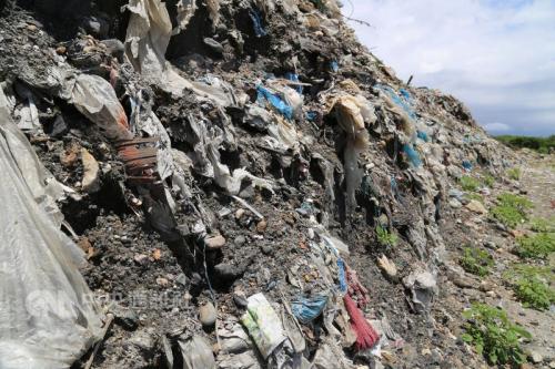 台湾花莲七星潭南段海岸垃圾场。图片来源:台湾“中央社” 记者 李先凤/摄 台湾花莲七星潭南段海岸垃圾场。图片来源:台湾“中央社” 记者 李先凤/摄