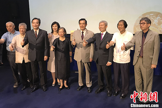 图为出席致赠典礼嘉宾合影。 中新社记者 路梅 摄 图为出席致赠典礼嘉宾合影。 中新社记者 路梅 摄