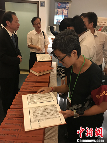 图为台湾民众在翻阅《闽台历代方志集成》。 中新社记者 路梅 摄 图为台湾民众在翻阅《闽台历代方志集成》。 中新社记者 路梅 摄