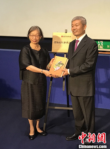 图为福建万祥图书馆创办人蔡友平(右)向世界宗教博物馆馆长陈国宁(左)致赠方志文献。 中新社记者 路梅 摄 图为福建万祥图书馆创办人蔡友平(右)向世界宗教博物馆馆长陈国宁(左)致赠方志文献。 中新社记者 路梅 摄