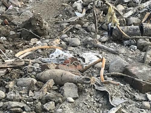 台中市一运动中心工程基地,26日开挖地基时发现一枚未爆弹。图片来源:台湾“中央社” 翻摄画面 台中市一运动中心工程基地,26日开挖地基时发现一枚未爆弹。图片来源:台湾“中央社” 翻摄画面