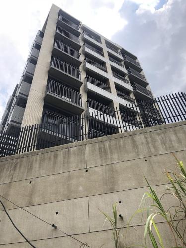 工人刘姓男子疑从高楼坠落,当场伤重不治,警方已封锁现场调查事故原因。图片来源:台湾《联合报》记者王长鼎/翻摄 工人刘姓男子疑从高楼坠落,当场伤重不治,警方已封锁现场调查事故原因。图片来源:台湾《联合报》记者王长鼎/翻摄