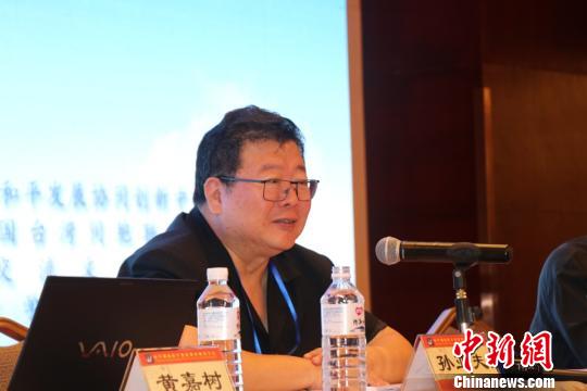 孙亚夫出席论坛并主持“夫子开讲”。 何娅 摄 孙亚夫出席论坛并主持“夫子开讲”。 何娅 摄