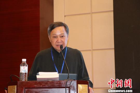 吴建国在论坛上为两岸学子开讲。 何娅 摄 吴建国在论坛上为两岸学子开讲。 何娅 摄