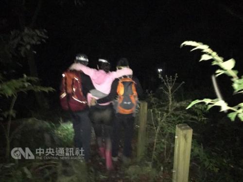 Ů�Ե�ɽ��ȫ���������ھ�Ԯ��Ա����£�����ǰ����̨�塰�����硱����������/��