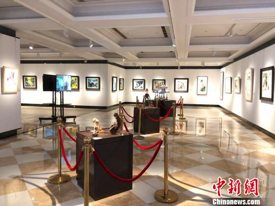 崭新的江苏省台湾小镇美术馆格调时尚。明亮展厅中,悬挂着水墨、水彩、油画等百余幅两岸艺术家画作。 朱晓颖 摄 崭新的江苏省台湾小镇美术馆格调时尚。明亮展厅中,悬挂着水墨、水彩、油画等百余幅两岸艺术家画作。 朱晓颖 摄