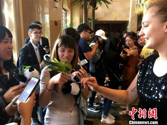 台湾青年学子受到厦门灵玲国际马戏城演艺人员的欢迎。 杨伏山 摄 台湾青年学子受到厦门灵玲国际马戏城演艺人员的欢迎。 杨伏山 摄