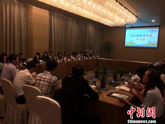 座谈会。 杨伏山 摄 座谈会。 杨伏山 摄