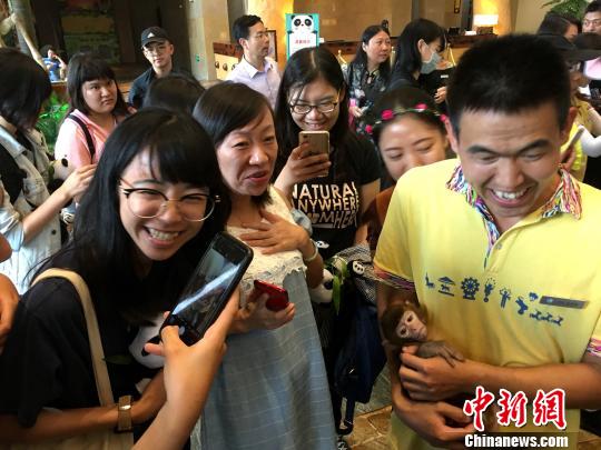 台湾青年学子受到厦门灵玲国际马戏城演艺人员的欢迎。 杨伏山 摄 台湾青年学子受到厦门灵玲国际马戏城演艺人员的欢迎。 杨伏山 摄