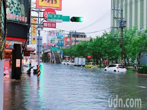 2日台湾彰化县员林市西区街道淹水情形。台湾《联合报》记者何烱荣/摄影 2日台湾彰化县员林市西区街道淹水情形。台湾《联合报》记者何烱荣/摄影