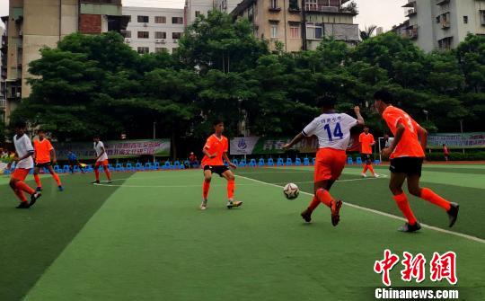 足球邀请赛活动现场。 何凌霄 摄 足球邀请赛活动现场。 何凌霄 摄