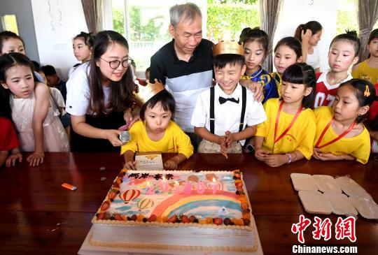福清市石门小学举行小型生日会,为两名两岸小朋友庆祝生日。 记者刘可耕 摄 福清市石门小学举行小型生日会,为两名两岸小朋友庆祝生日。 记者刘可耕 摄