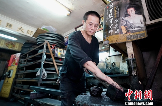 “大有制墨”工坊主人陈俊天用铁锤捶打墨料,排掉其中的气泡。“大有制墨”是台湾仅存的一家手工制墨工坊,位于新北市三重区,其客户遍及两岸、港澳和日韩。中新社记者 张宇 摄 “大有制墨”工坊主人陈俊天用铁锤捶打墨料,排掉其中的气泡。“大有制墨”是台湾仅存的一家手工制墨工坊,位于新北市三重区,其客户遍及两岸、港澳和日韩。中新社记者 张宇 摄
