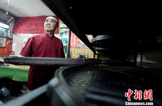 “大有制墨”创办人陈嘉德在工坊翻查正在风干中的墨条。现年76岁的陈嘉德已将工坊传给儿子陈俊天。“大有制墨”是台湾仅存的一家手工制墨工坊,位于新北市三重区,其客户遍及两岸、港澳和日韩。中新社记者 张宇 摄 “大有制墨”创办人陈嘉德在工坊翻查正在风干中的墨条。现年76岁的陈嘉德已将工坊传给儿子陈俊天。“大有制墨”是台湾仅存的一家手工制墨工坊,位于新北市三重区,其客户遍及两岸、港澳和日韩。中新社记者 张宇 摄