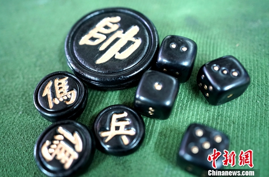 “大有制墨”工坊主人陈俊天把墨制成象棋、骰子。中新社记者 张宇 摄 “大有制墨”工坊主人陈俊天把墨制成象棋、骰子。中新社记者 张宇 摄