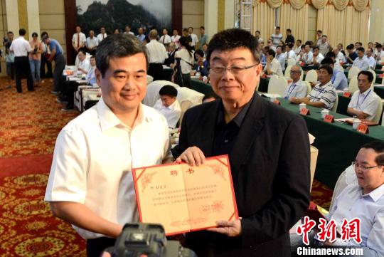 中共南靖县委书记黄劲武为台湾大学经济学博士邱毅颁发南靖经济发展顾问聘书。 张金川 摄 中共南靖县委书记黄劲武为台湾大学经济学博士邱毅颁发南靖经济发展顾问聘书。 张金川 摄