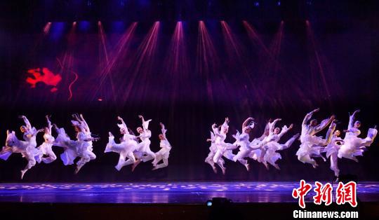 由台湾桃园高中教师杨晓环编导的《婳》在第七届海峡两岸青年舞蹈嘉年华开幕式暨海峡两岸青少年优秀舞蹈展演上演出。 吴文刚 摄 由台湾桃园高中教师杨晓环编导的《婳》在第七届海峡两岸青年舞蹈嘉年华开幕式暨海峡两岸青少年优秀舞蹈展演上演出。 吴文刚 摄