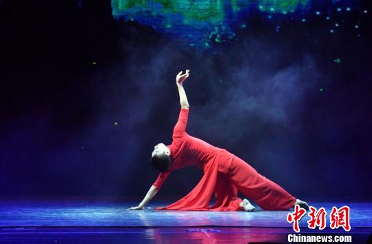 厦门大学艺术学院舞蹈教师欧锐在第七届海峡两岸青年舞蹈嘉年华开幕式暨海峡两岸青少年优秀舞蹈展演上演出。 吴文刚 摄 厦门大学艺术学院舞蹈教师欧锐在第七届海峡两岸青年舞蹈嘉年华开幕式暨海峡两岸青少年优秀舞蹈展演上演出。 吴文刚 摄