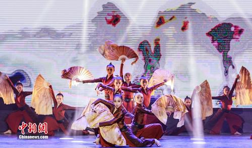 通讯:中国舞的“追光者”