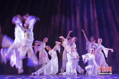 台湾桃园高中群舞《婳》在第七届海峡两岸青年舞蹈嘉年华开幕式上表演。 台湾桃园高中群舞《婳》在第七届海峡两岸青年舞蹈嘉年华开幕式上表演。