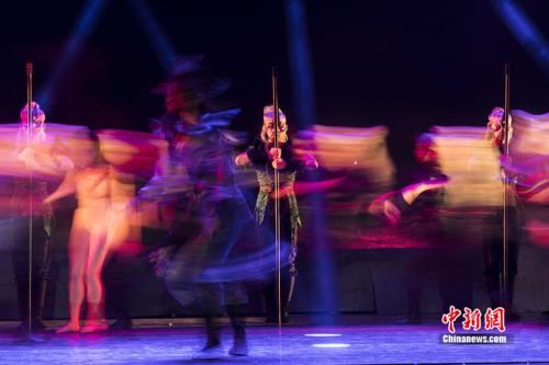 台湾台中文华高中群舞《无常》在第七届海峡两岸青年舞蹈嘉年华开幕式上表演。 台湾台中文华高中群舞《无常》在第七届海峡两岸青年舞蹈嘉年华开幕式上表演。