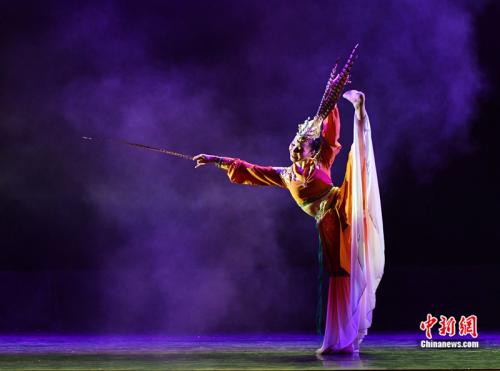 福州市歌舞剧院《尚香初遇》在第七届海峡两岸青年舞蹈嘉年华开幕式上表演。 福州市歌舞剧院《尚香初遇》在第七届海峡两岸青年舞蹈嘉年华开幕式上表演。