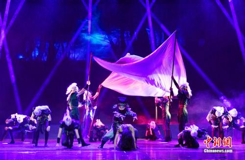台湾台中文华高中群舞《无常》在第七届海峡两岸青年舞蹈嘉年华开幕式上表演。 台湾台中文华高中群舞《无常》在第七届海峡两岸青年舞蹈嘉年华开幕式上表演。