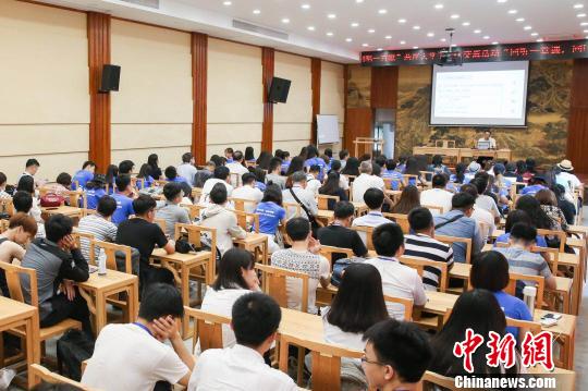 图为百名两岸青年一同学习“阳明心学” 章斌 摄 图为百名两岸青年一同学习“阳明心学” 章斌 摄