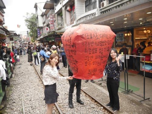 ̨��ƽϪ���л𳵳��죬����ʮ��վ�����û���⡣̨�塶���ϱ����������������Ӱ