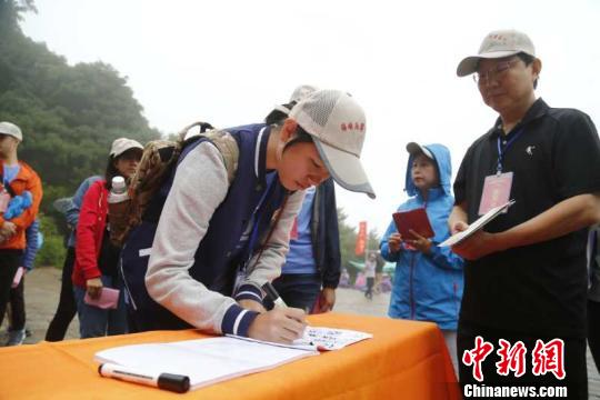 ����18���ѧ�������ĳ��ˣ���ȡ���������Լ��ĳ���֤�顣������ ��