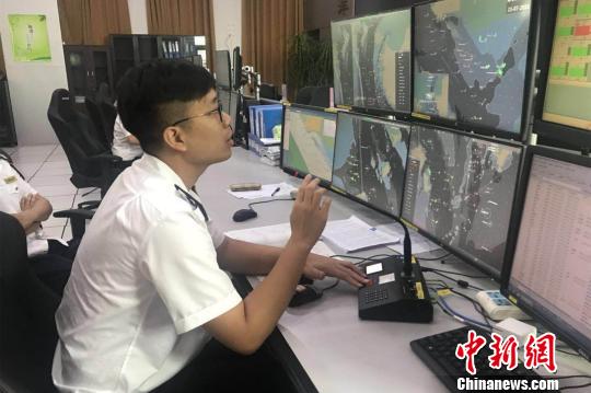 泉州海事局指挥中心通过远程监控等手段维护航道安全畅通。 王黎 摄 泉州海事局指挥中心通过远程监控等手段维护航道安全畅通。 王黎 摄